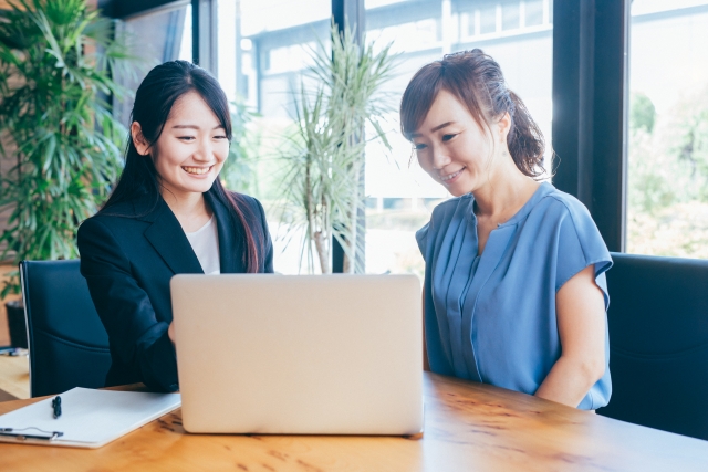 相談している　先生と女性