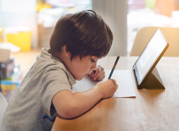 子供タブレットで勉強