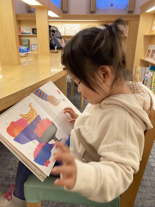 英語絵本を読む子供