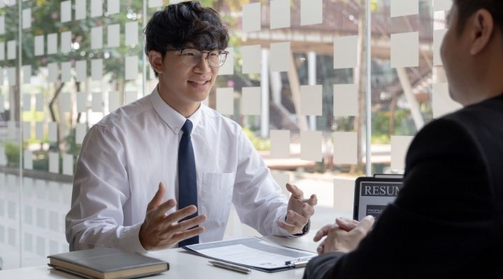 議論しているイメージ