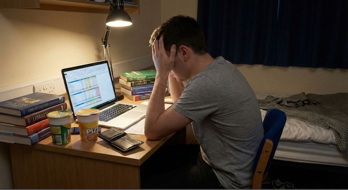 Stressed student with budget. / 予算に悩むストレスを感じた学生。