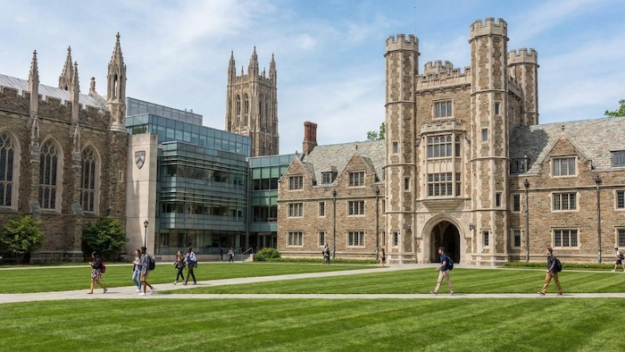 エリート私立大学キャンパス