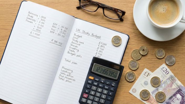 英国留学の予算と費用を計算しているデスクの様子